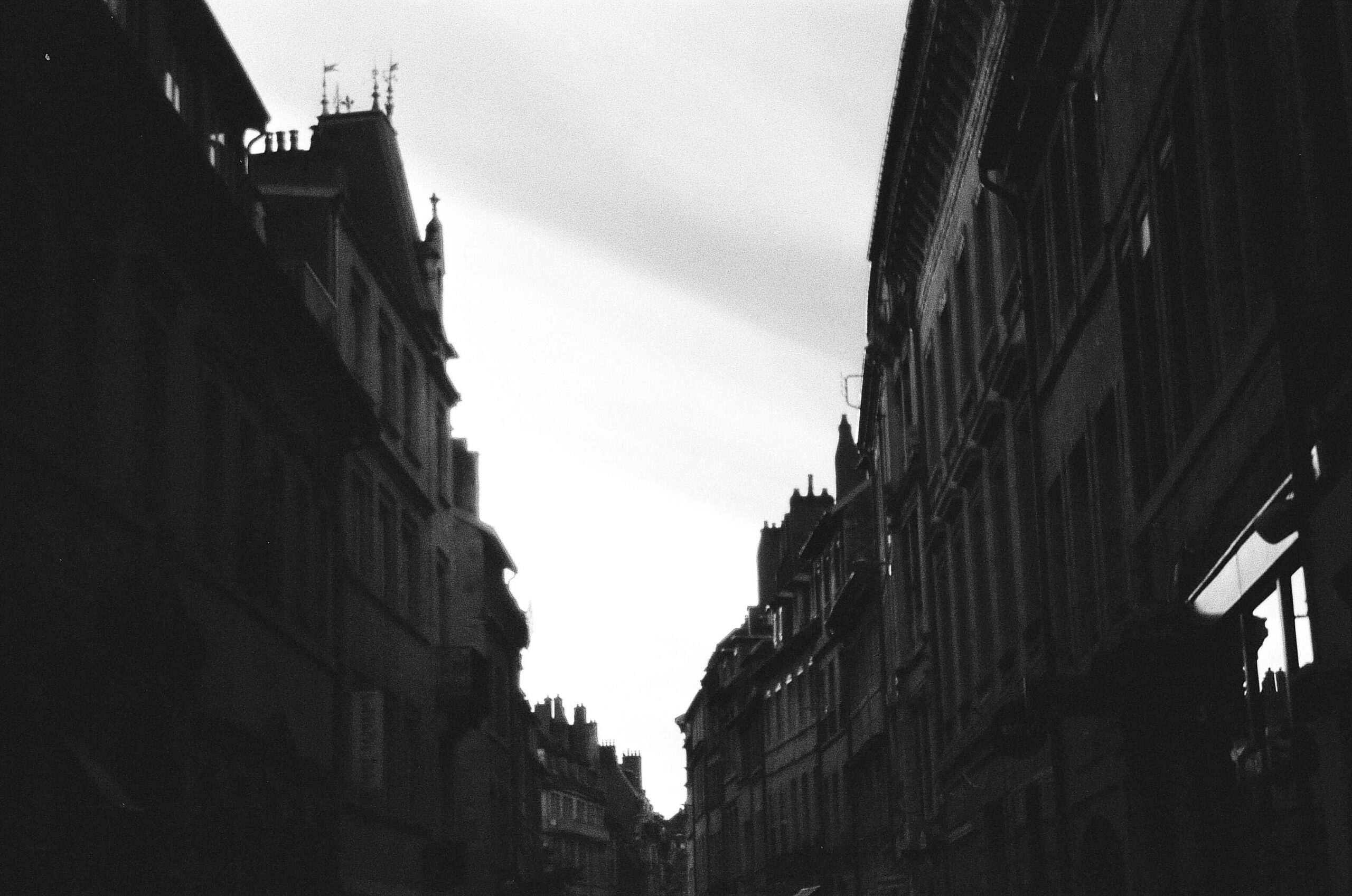 Picture in black & white of the street of Besançon, more particular we can see all the old building of the cities