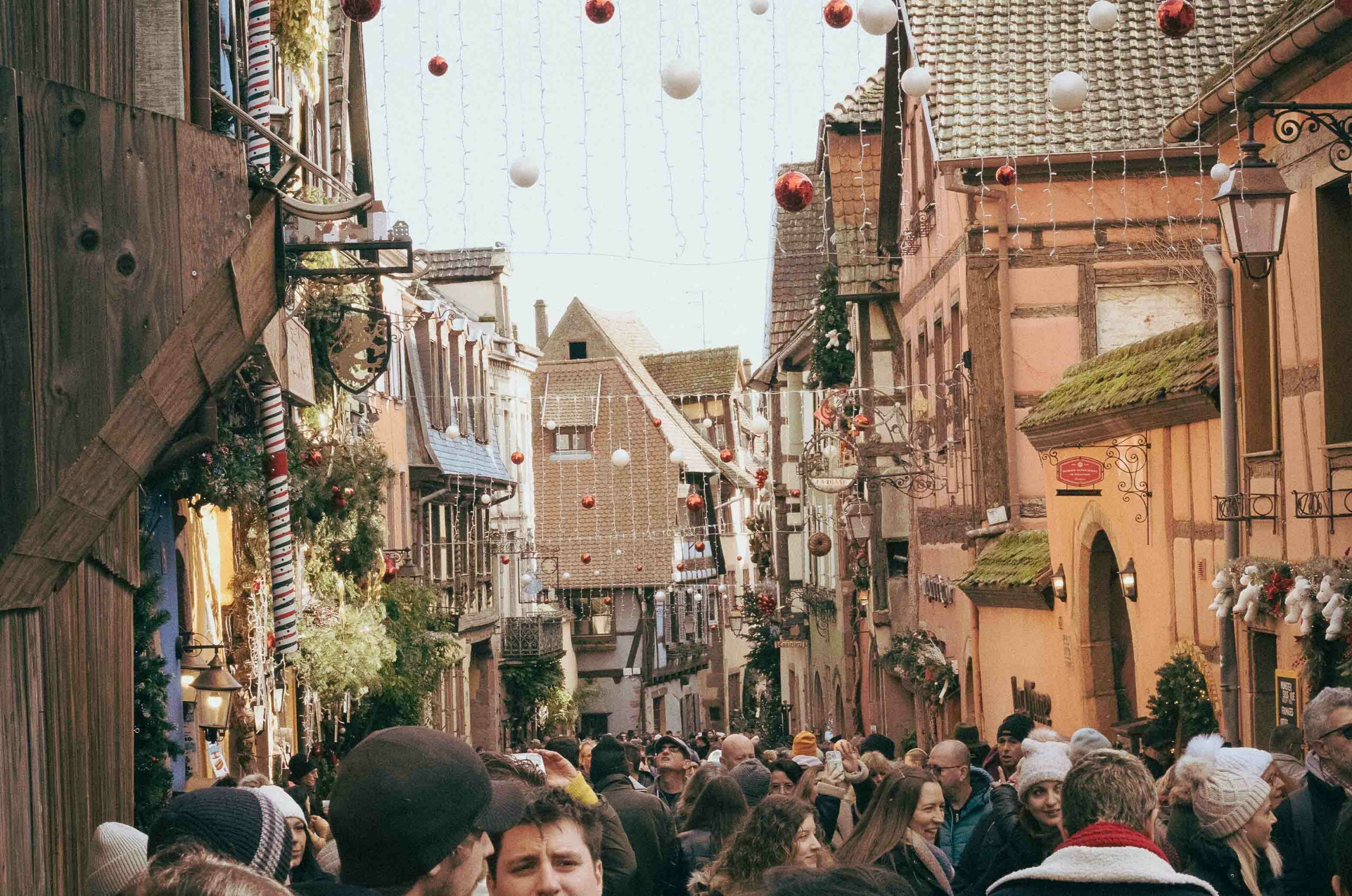 Picture of the city of Riquewhir during Chrismath. In day, with a lot of people from the outside. Pic take in the crowd